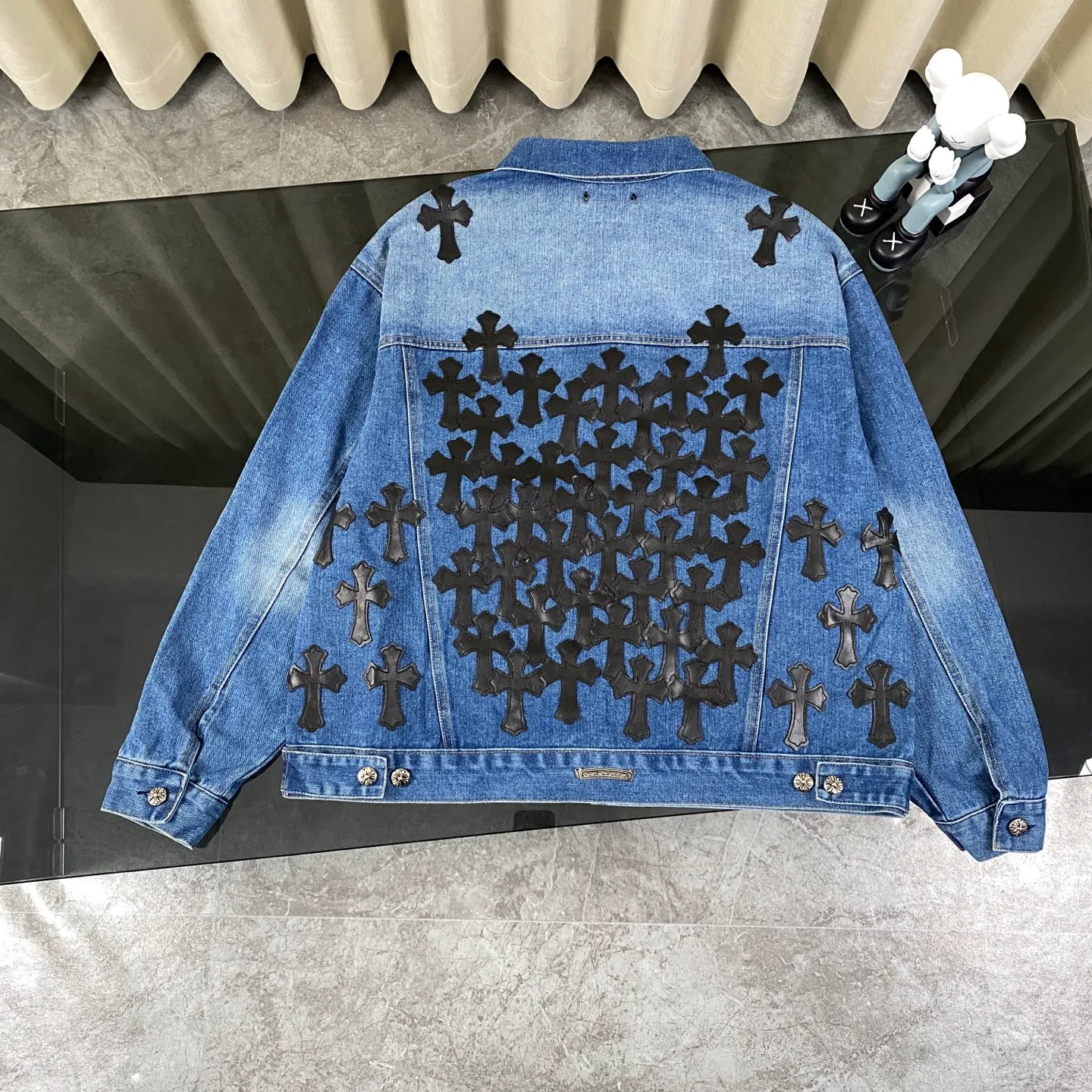 🅿️360 Chrome Hearts Chrome Hearts logo heavily embroidered leather classic couple style washed denim jacket. Super popular style is here. The best item for this weather is cool oversize style. The classic cross white logo is all over the whole dress, and the cross leather label on the back is the finishing touch. It is full of personality without being exaggerated. It is a perfect versatile style for spring and summer! It is made of 100% denim cotton fabric with heavy thread count and washed with water to ensure a stiff and tough shape while being comfortable and breathable against the skin. The high-density embroidery of Sanskrit letters is ultra-exquisite. The original molded custom buttons, large cross leather label, and Krossin silver details are all luxurious! Casual and loose fit, lazy and casual, the same style for men and women. It is very trendy to match it with sweatpants and wide-leg pants casually. The focus is on versatility. It can be used as a jacket in spring and autumn. It is amazing. Size: M–XL Color: Blue